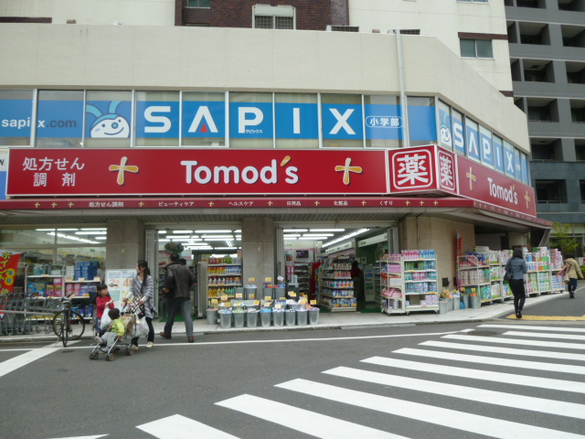 ドラックストア　トモズ白金高輪店（ドラッグストア）まで538m
