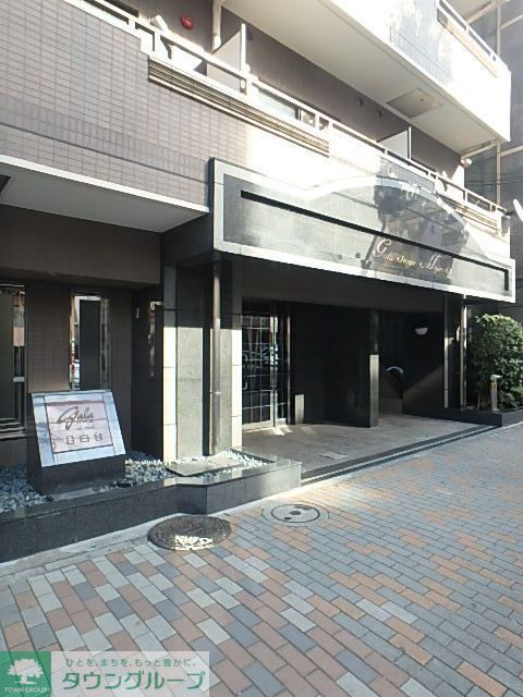 エントランス　落ち着いたエントランスです