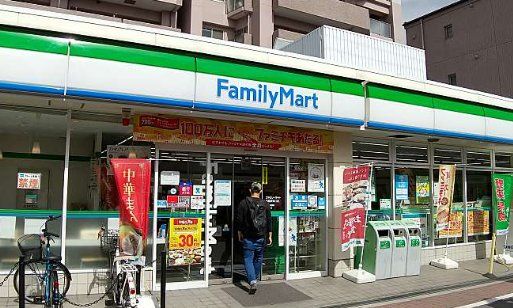 コンビニ　ファミリーマート加島駅東口店（コンビニ）まで300m