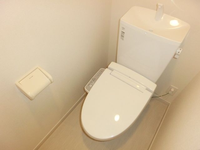 トイレ　温水洗浄便座付きのトイレ