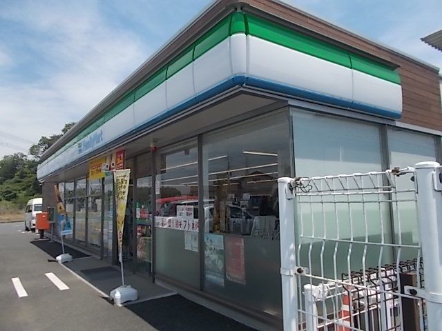 コンビニ　ファミリーマート水戸双葉台店（コンビニ）まで300m