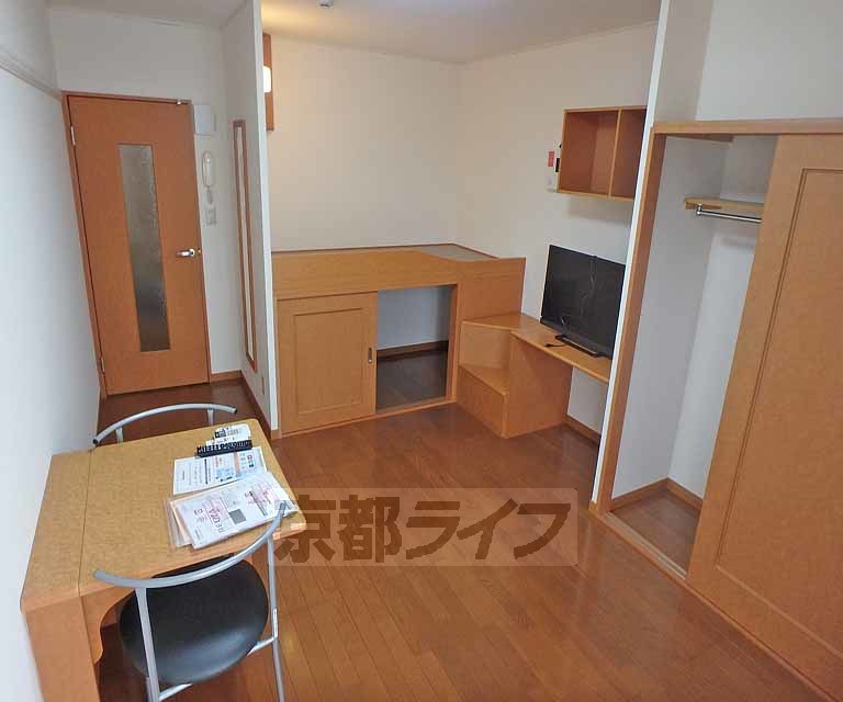 居室・リビング　家具付きで過ごしやすいリビングです