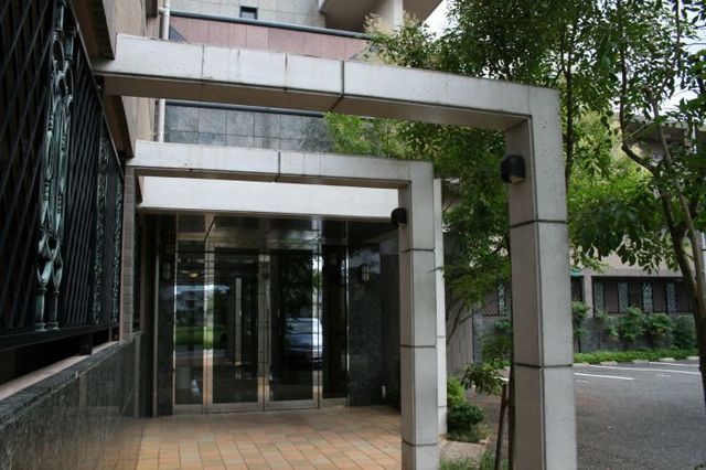 エントランス　緑に包まれた敷地内