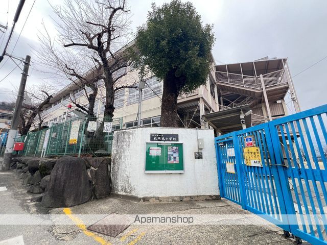 小学校　東大阪市立小学校枚岡東小学校（小学校）まで195m