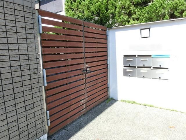 エントランス　★入り口門扉です★