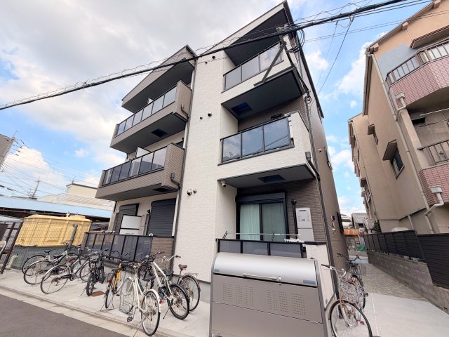 建物外観　閑静な住宅地にある、落ちついた色合いのキレイな建物です。