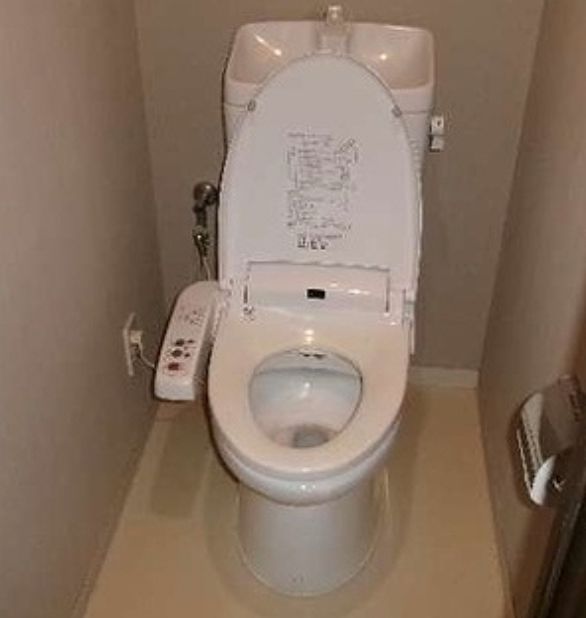トイレ　落ち着いた色調のトイレです