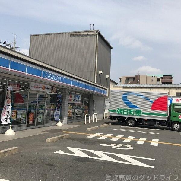 コンビニ　ローソン油小路上鳥羽店（コンビニ）まで311m