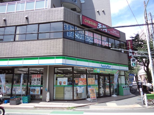コンビニ　ファミリーマート（コンビニ）まで330m