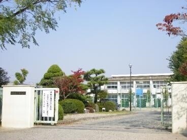 小学校　岡崎市立六名小学校（小学校）まで628m