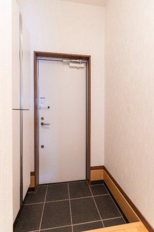 玄関　※同タイプの別の部屋の写真です。