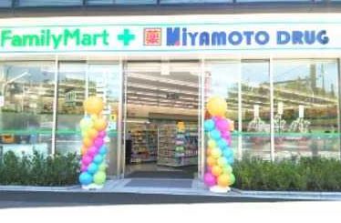 コンビニ　ファミリーマートミヤモトドラッグ御成門店（コンビニ）まで224m