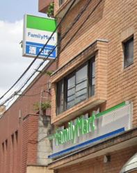 コンビニ　ファミリーマート 上原三丁目店（コンビニ）まで140m