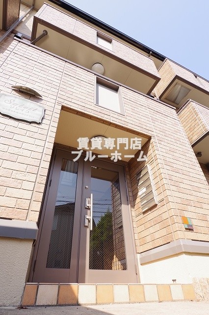 建物外観　軽量鉄骨造3階建ての物件！