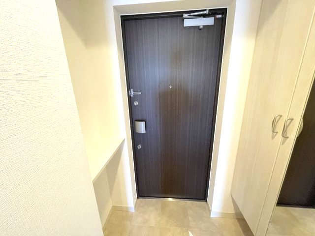 玄関　イメージとして同マンション他部屋を表示しています