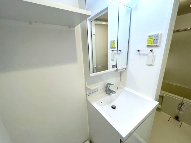 洗面設備　イメージとして同マンション他部屋を表示しています