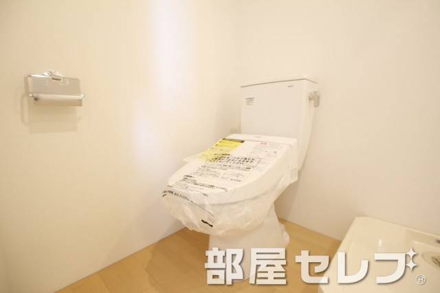 トイレ　温水洗浄便座。