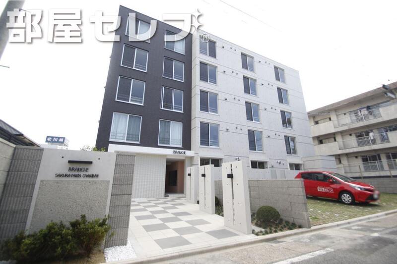 建物外観　５階建てのデザイナーズマンション。