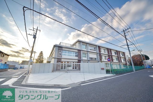 小学校　喜多見小学校（小学校）まで670m