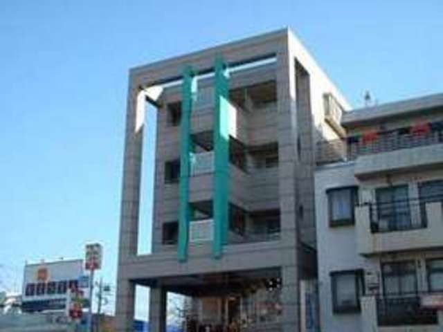 建物外観　駅からも明るい通りでオートロック付き防犯面も安心★