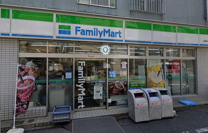 コンビニ　ファミリーマート世田谷上町1丁目店（コンビニ）まで60m