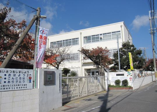 小学校　高槻市立川西小学校（小学校）まで352m