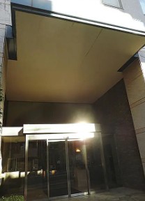 エントランス　落ち着いたエントランスです