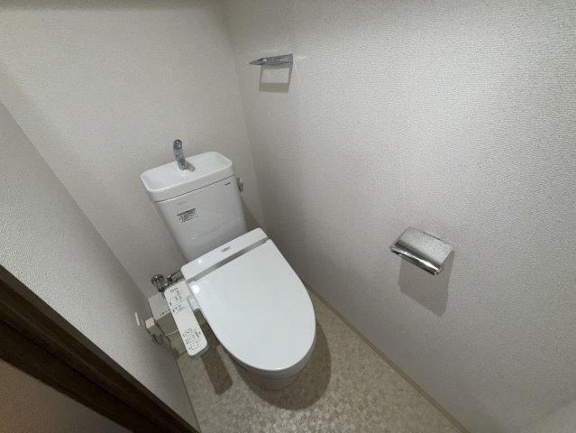 トイレ　同物件別部屋写真