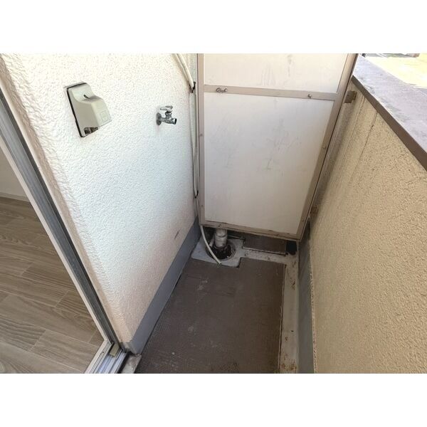 バルコニー　バルコニーの屋外洗濯機置場
