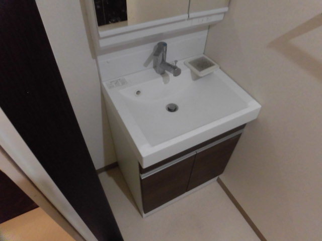 洗面設備　鏡付きの洗面所です