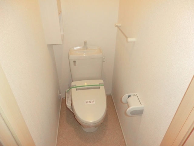 トイレ　温水洗浄便座付きのトイレです♪