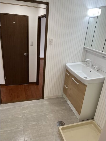 洗面設備　※写真は同じマンションの違う部屋のものになります。反転タイプ