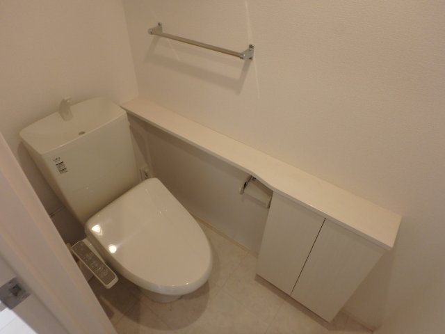 トイレ　落ち着いた色調のトイレです