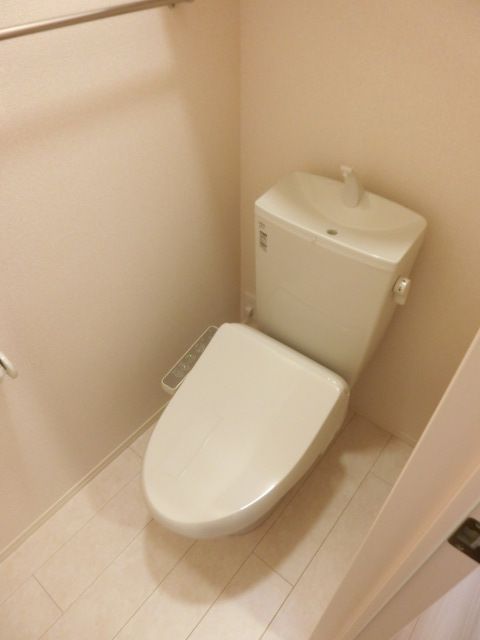 ＪＲ京葉線 蘇我駅 徒歩15分 3階建 築9年のトイレ写真