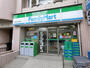 コンビニ　ファミリーマート 新宿七丁目店（コンビニ）まで211m