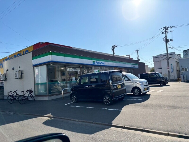 コンビニ　ファミリーマート青森浪打銀座店（コンビニ）まで1050m