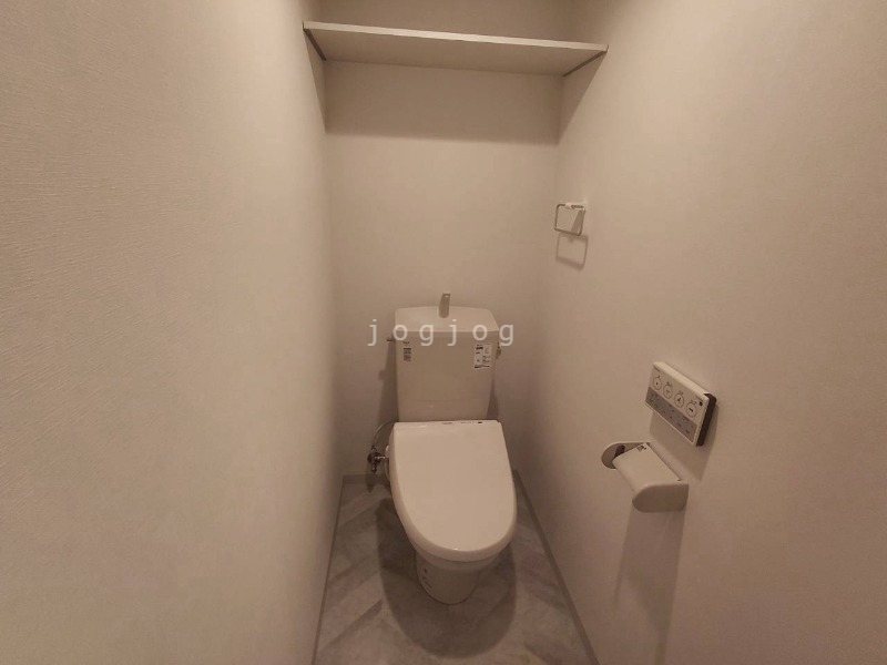 トイレ　嬉しい温水洗浄便座付きのトイレです。
