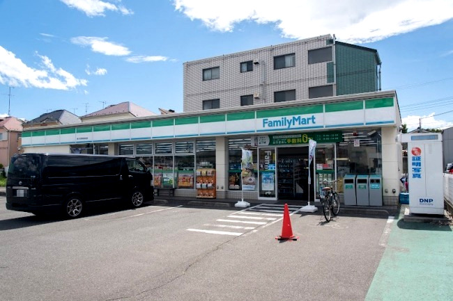 コンビニ　ファミリーマート 東大和青梅街道店（コンビニ）まで143m