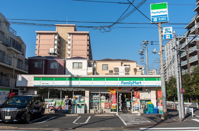 コンビニ　ファミリーマート亀戸中之橋店（コンビニ）まで240m