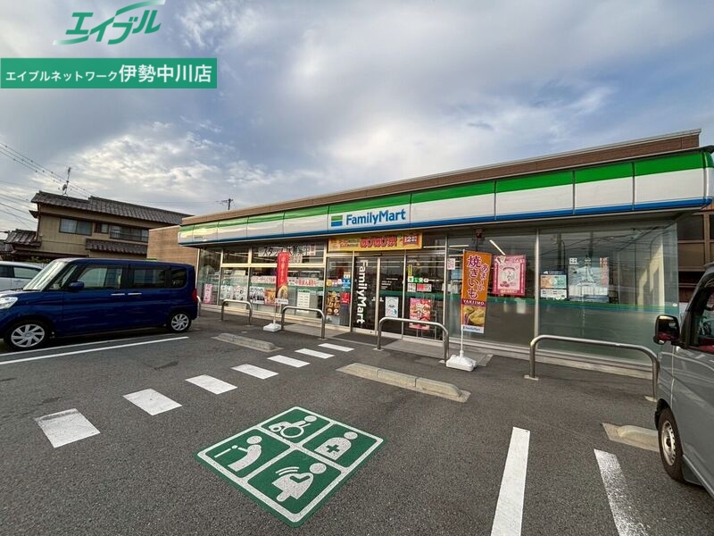 コンビニ　ファミリーマート松阪黒田町店（コンビニ）まで831m