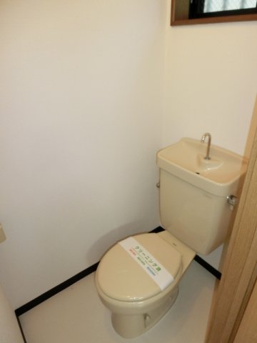 トイレ　バストイレ別・窓あり。 （※参考写真）