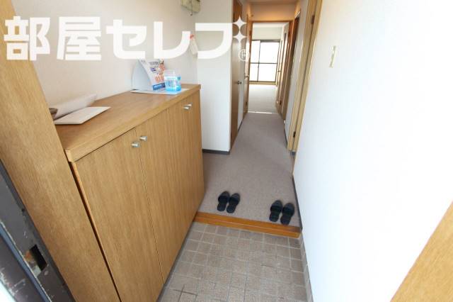 玄関　玄関（下駄箱有り）からの写真です