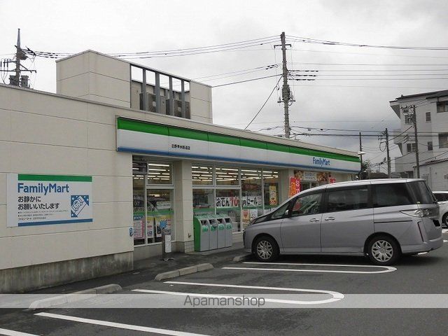 コンビニ　ファミリーマート（コンビニ）まで550m