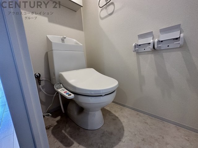 トイレ　温水洗浄便座付きのトイレです♪