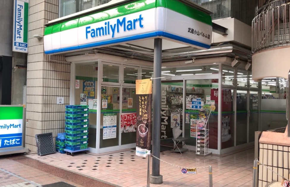 コンビニ　ファミリーマート武蔵小山パルム店（コンビニ）まで142m