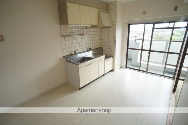 ＪＲ関西本線 大和小泉駅 徒歩11分 5階建 築38年の居間写真
