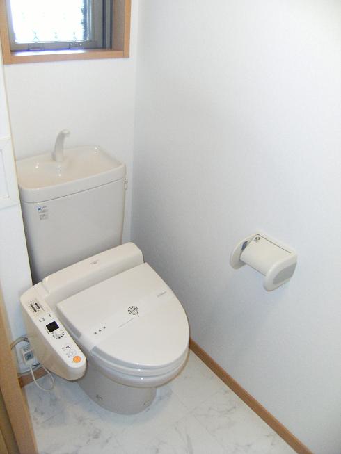 トイレ　トイレにも窓があり明るい。もちろんウォシュレット付き！