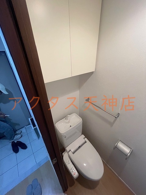 トイレ　上部に扉付き棚があります。