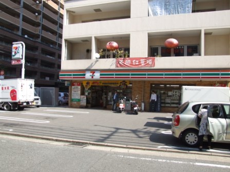 コンビニ　セブンイレブン福岡薬院一丁目店（コンビニ）まで135m