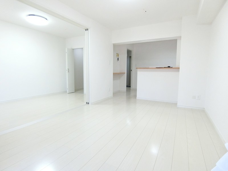 居室・リビング　照明器具は備え付けではございません。